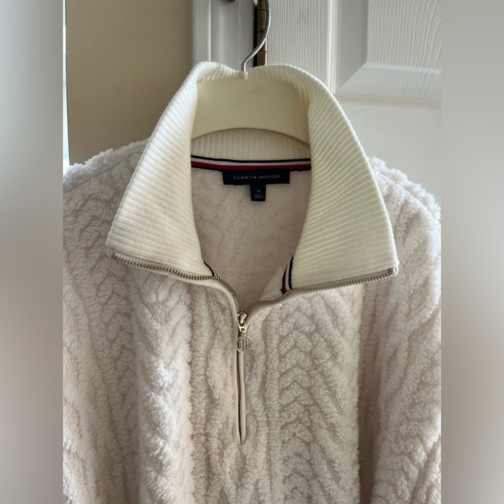 Size M Tommy Hilfiger 
NEVER WORN 
Off-White Teddy Fleece 
So soft 
Plush